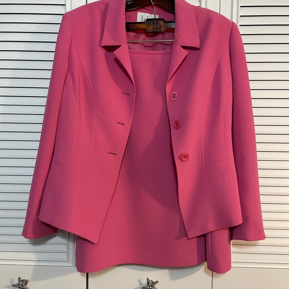 LeSuit size 12p. Pink 2 piece skirt and blazer. Like new.